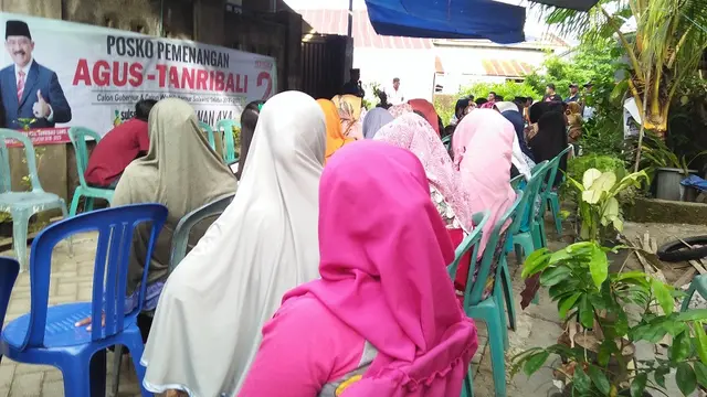 Cagub Sulsel, Agus Arifin Nu'mang kampanye dialogis dihadapan emak-emak di Kelurahan Panaikang, Makassar (Liputan6.com/ Eka Hakim)