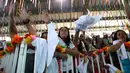 Sejumlah narapidana wanita melambaikan tangan saat menyambut kedatangan Paus Fransiskus di penjara wanita San Joaquin di Santiago, Chili (18/1). (AP Photo/Alessandra Tarantino/Pool)