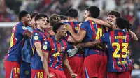 Para pemain Barcelona melakukan selebrasi merayakan sukses meraih gelar Piala Super Spanyol seusai menaklukkan Real Madrid, Senin (12/1/2026) dini hari WIB. (Fadel SENNA / AFP)