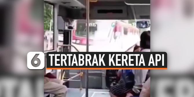 VIDEO: Detik-Detik Kereta Api Tabrak Bus di Solo