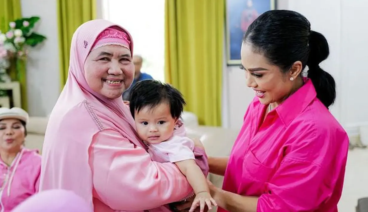 Gaya menggemaskan lainnya juga terlihat dari Ameena yang juga mengenakan baju pink. Digendong oleh Mama Dedeh, ia tampak begitu tenang.