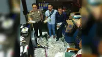 Polisi Bandara Soetta mengamankan penumpang pembawa benih lobster (Pramita Tristiawati/Liputan6.com)