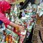 Penjual merapikan parsel yang telah selesai di hias untuk dijual dikawasan Cikini, Jakarta, Sabtu (17/6). Penjual mengaku, biasanya pemesanan parcel akan mulai membludak pada H-6 atau H-5 Lebaran. (Liputan6.com/Faizal Fanani)