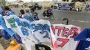 Seorang pedagang atribut Persib melayani pembeli  Jersey dari airbrush di Stadion Si Jalak Harupat, Bandung, Sabtu (24/10/2015). (Bola.com / Nicklas Hanoatubun)