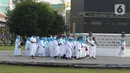 Sejumlah calon jemaah melakukan Tawaf saat manasik (latihan) haji di Asrama Haji Pondok Gede, Jakarta, Senin (23/5/2022). Latihan manasik haji tersebut untuk membekali para calon jemaah haji dan umrah terkait pemahaman tata cara pelaksanaan ibadah secara mandiri ketika di tanah suci. (Liputan6.com/Herman Zakharia)