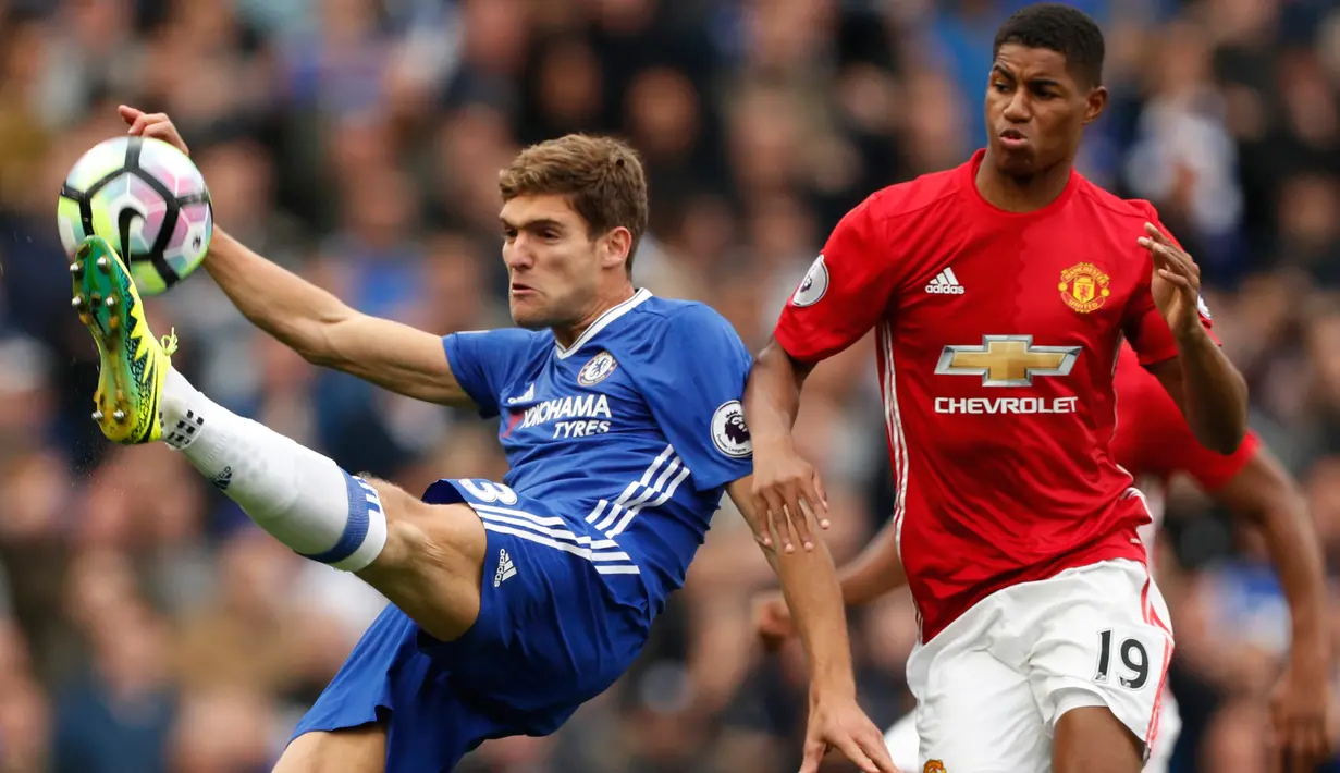 Bek Chelsea, Marcos Alonso berusaha menendang bola dari kawalan penyerang MU, Marcus Rashford pada Liga Inggris di Stadion Stamford Bridge, London, Inggris (23/10). Chelsea menang atas MU dengan skor akhir 4-0. (Reuters/John Sibley)