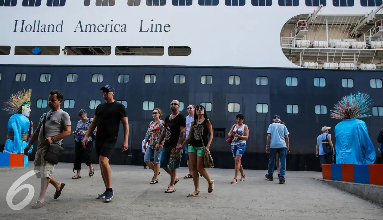 Sejumlah turis asing turun dari Kapal Pesiar Volendam asal Belanda di Pelabuhan Tanjung Priok, Jakarta, Kamis (7/1/2016). Para turis akan melanjutkan perjalanan menuju Semarang dan pemberhentian terakhir yaitu Bali. (Liputan6.com/Faizal Fanani)