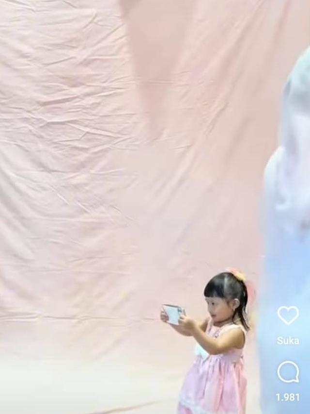 Potret Ameena saat jadi pengarah gaya pemotretan Aurel dan Atta Halilintar (Sumber: Instagram/@attahalilintar)