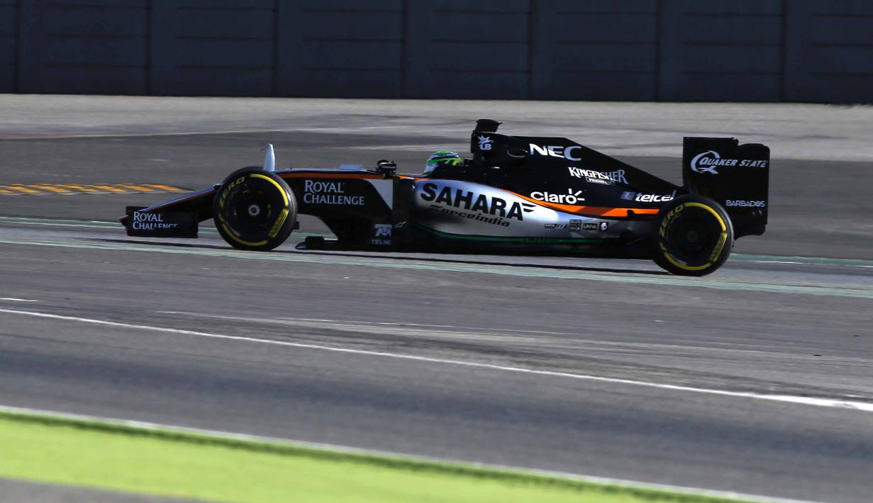 Pebalap Force India, Nico Hulkenberg memiliki catatan waktu tercepat yaitu 1m25,336s dari 121 lap  pada sesi tes pramusim kedua di Sirkuit Catalunya, Barcelona, selasa (2/3/2016) malam WIB.  (REUTERS/Sergio Perez)
