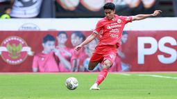 Pemain Persija Jakarta, Muhammad Ferarri melepaskan tendangan saat melawan Arema FC pada laga BRI Liga 1 di Stadion Patriot Candrabhaga, Bekasi, Minggu (12/2/2023). Persija menang dengan skor 2-0. (Bola.com/M Iqbal Ichsan)