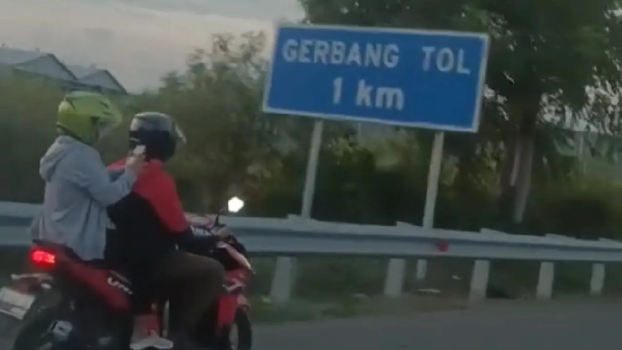 Pemotor masuk tol menuju Gresik. (Istimewa)