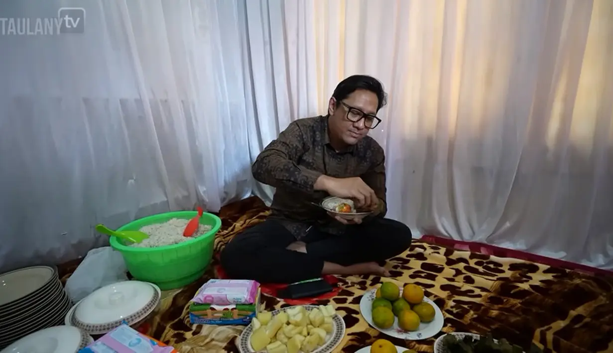 Berbeda dengan tamu pada umumnya, Andre juga disiapkan tempat khusus untuk makan. Tampak banyak sekali makanan khas Indramayu disiapkan untuk menjamu Andre dan timnya. [Youtube/TAULANY TV]