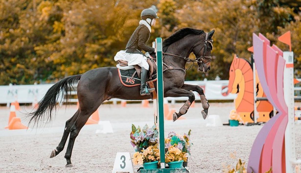 Bahkan, penampilan Aisha Mayda saat kompetisi ini banjir pujian banyak netizen. Pasalnya, dirinya disebut terlihat berkharisma saat menunggangi kuda kesayangannya. (Liputan6.com/IG/@aishakeem15)