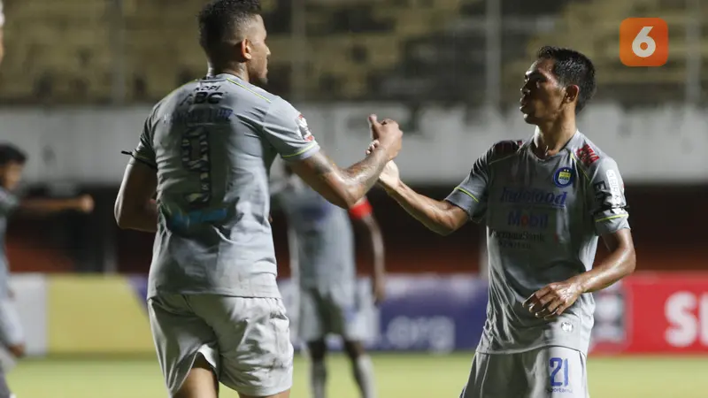 Dua pemain Persib Bandung, Wander Luiz (kiri) dan Frets Butuan kanan ketika melawan Persita Tangerang pada partai kedua Piala Menpora di Stadion Maguwoharjo, Sleman, Senin (29/3/2021).