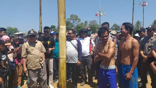 Ratusan warga peserta pancat pinang, nampak tengah bersiap menunggu dibukanya lomba tradisional, dalam pesta Dirgahayu Indonesia itu