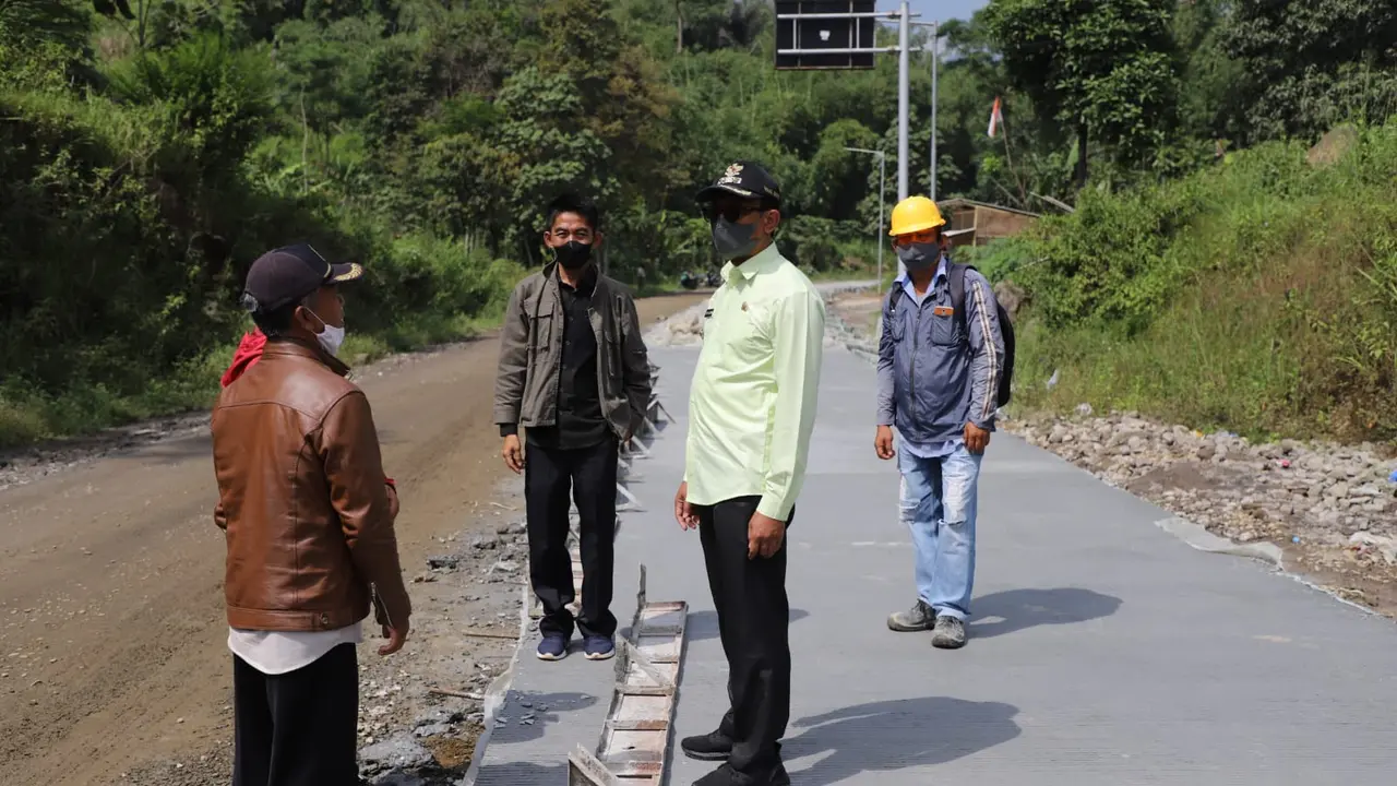 Wakil Bupati Garut Helmi Budiman, di sela-sela peninjauan progres rekonstruksi jalur alternatif Jalan Jaksa Tutugan Leles, Selasa (12/4/2022).