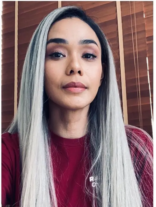 Rambut putih variasi hitam ini memperlihatkan penampilan Adinia yang kece. Adinia terlihat berbeda dengan rambut seperti ini. Adinia Wirasti yang bergaya kece banjir pujian dari netizen. (Liputan6.com/IG/adiniwrst)