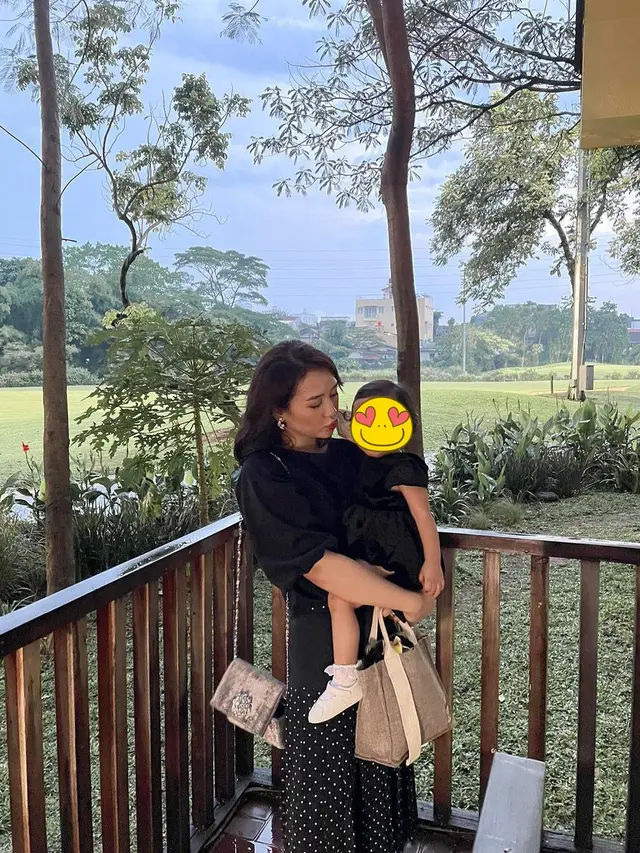 6 Potret Kinal Eks JKT48 Saat Asuh Anak, Ibu yang Sigap
