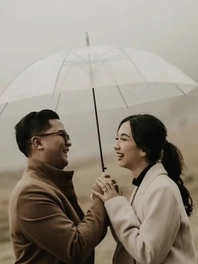 6 Potret Prewedding Mirip Pelaku Kebakaran Bromo Ini Viral, Netizen Salah Sangka
