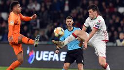 Striker Belanda, Donyell Malen, berebut bola dengan gelandang Belarusia, Stanislav Dragun, pada laga Kualifikasi Piala Eropa 2020 di Minsk, Minggu (13/10). Belarusia kalah 1-2 dari Belanda. (AFP/Sergei Gapon)
