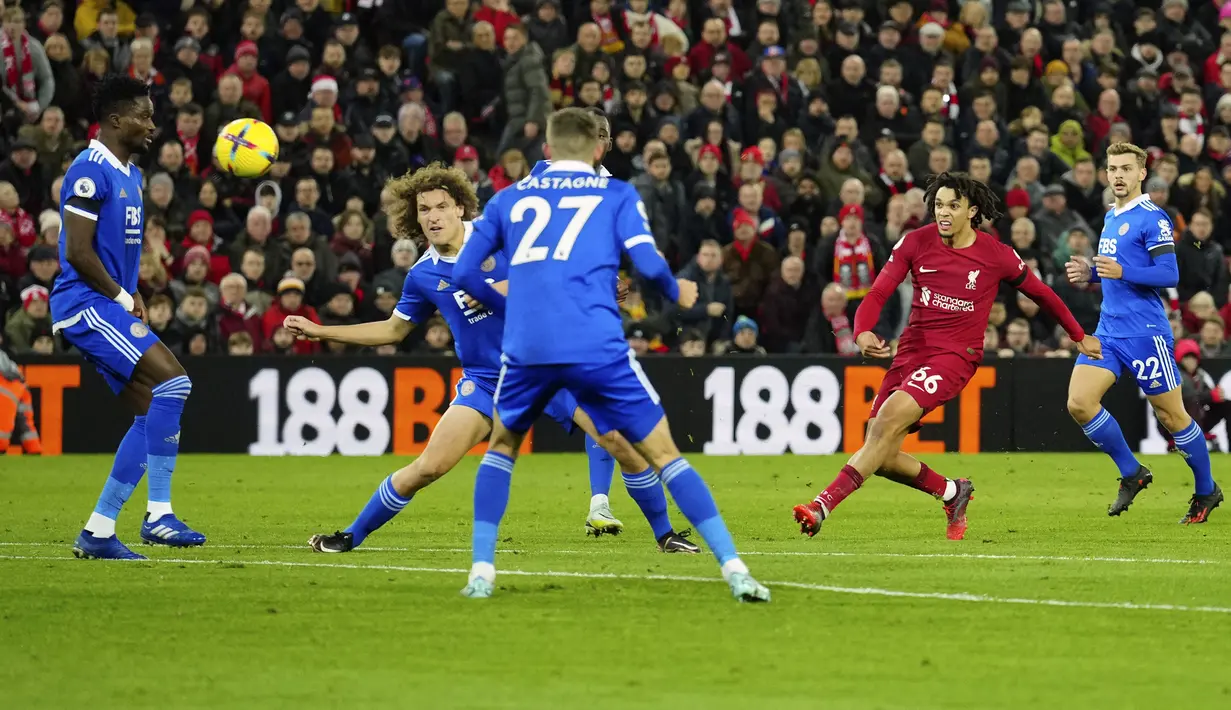 Bek Leicester City  Wout Faes mencetak gol bunuh diri melewati kipernya saat bertandang ke markas Liverpool pada pertandingan pekan ke-18 Liga Inggris di Stadion Anfield, Sabtu (31/12/2022) dini hari WIB. The Reds membungkus kemenangan dengan skor 2-1. (AP Photo/Jon Super)
