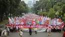 Ribuan bidan dari berbagai daerah melakukan long march dari depan Patung Kuda menuju Istana Merdeka, Jakarta, Senin (28/9/2015). Mereka menuntut pengangkatan status kepegawaian menjadi pegawai negeri sipil (PNS). (Lipuutan6.com/Faizal Fanani)