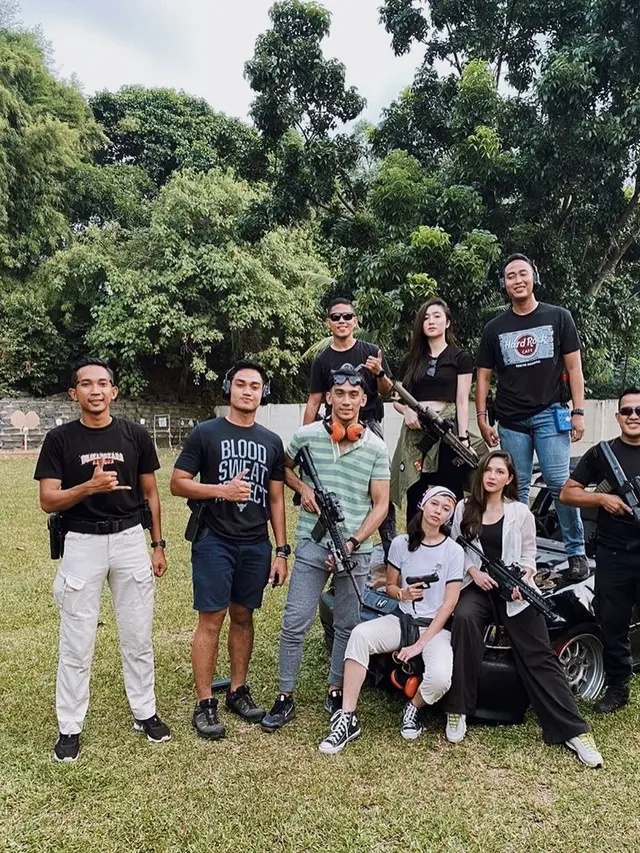 6 Gaya Febby Rastanty saat Latihan Menembak, Curi Perhatian