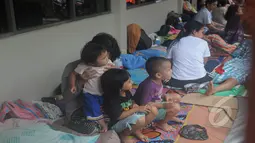 RS Hermina menjadi salah satu titik pengungsian di Jatinegara. Dari keterangan yang Liputan6.com dapat ada sekitar 98 jiwa yang singgah di sini, Jakarta, Selasa (10/2/2015). (Liputan6.com/Herman Zakharia)