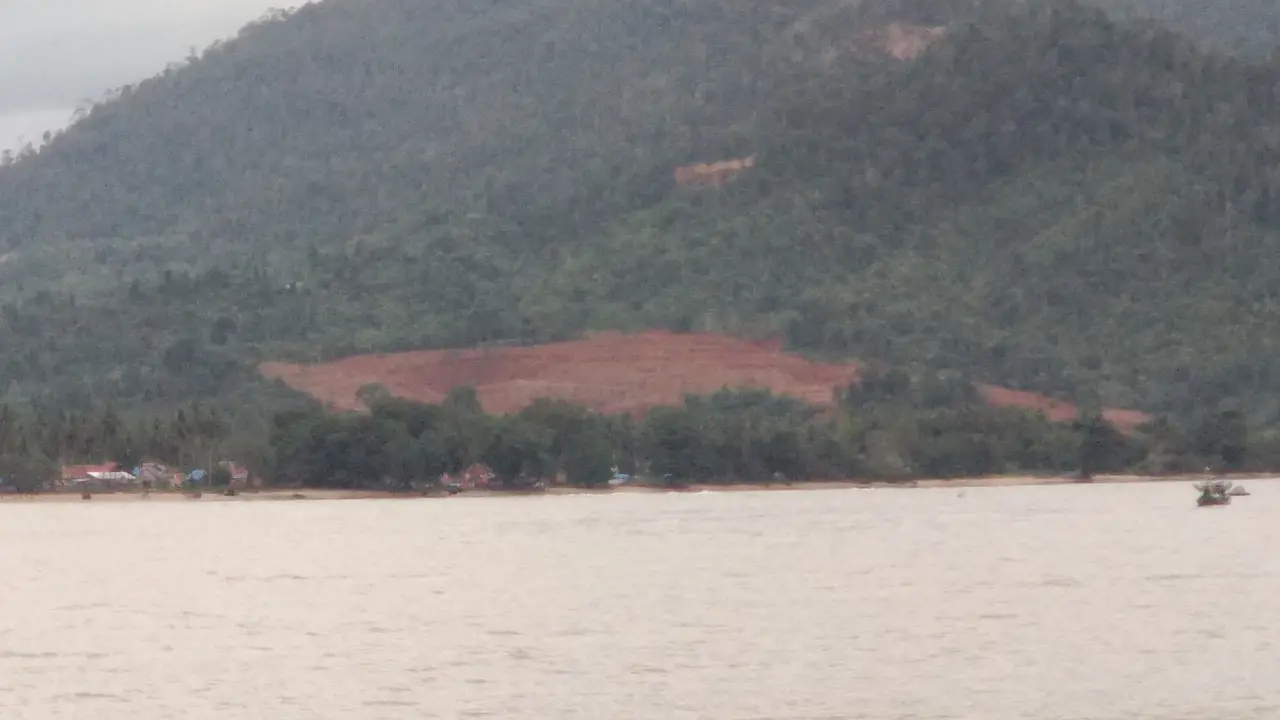 Lokasi laut di sekitar perusahaan tambang di Konawe, keruh dan tercemar, Selasa (9/7/2019).(Liputan6.com/Ahmad Akbar Fua)