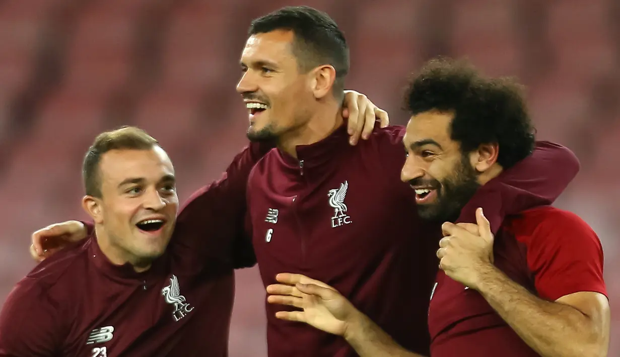 Pemain Liverpool, Xherdan Shaqiri, Dejan Lovren dan Mohamed Salah tertawa selama sesi latihan di stadion San Paolo di Naples, Italia (2/10). Liverpool akan bertanding melawan Napoli pada grup C Liga Champions. (AFP Photo/Carlo Hermann)