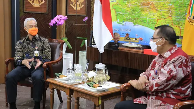 Gubernur Jateng Ganjar Pranowo saat menerima Kepala Kantor Wilayah Kemenkumham Jateng, A Yuspahruddin di ruang kerjanya, Jumat (26/3). (Foto: Liputan6.com/Felek Wahyu)