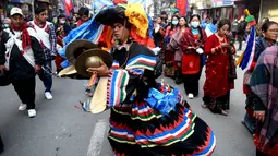 Anggota komunitas adat Gurung menari mengenakan pakaian tradisional saat mengikuti upacara perayaan Tahun Baru 'Tamu Lhosar' di Kathmandu, Nepal (30/12/2022). Acara itu digelar untuk menyambut pergantian tahun. (AFP/Prakash Mathema)