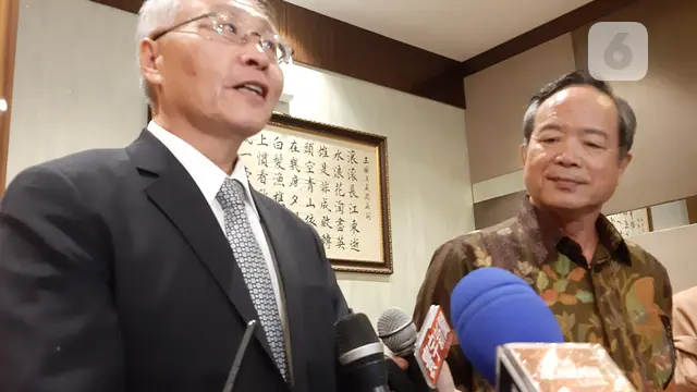 Pemimpin perwakilan Taiwan di Indonesia, John Chen (memakai batik) dan Chang Liang Ming selaku pimpinan rombongan Delegasi Seni & Budaya Perayaan Festival Musim Semi Taiwan.