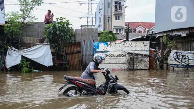 Jalur Penghubung Jakarta dan Kota Tangerang Terendam Banjir