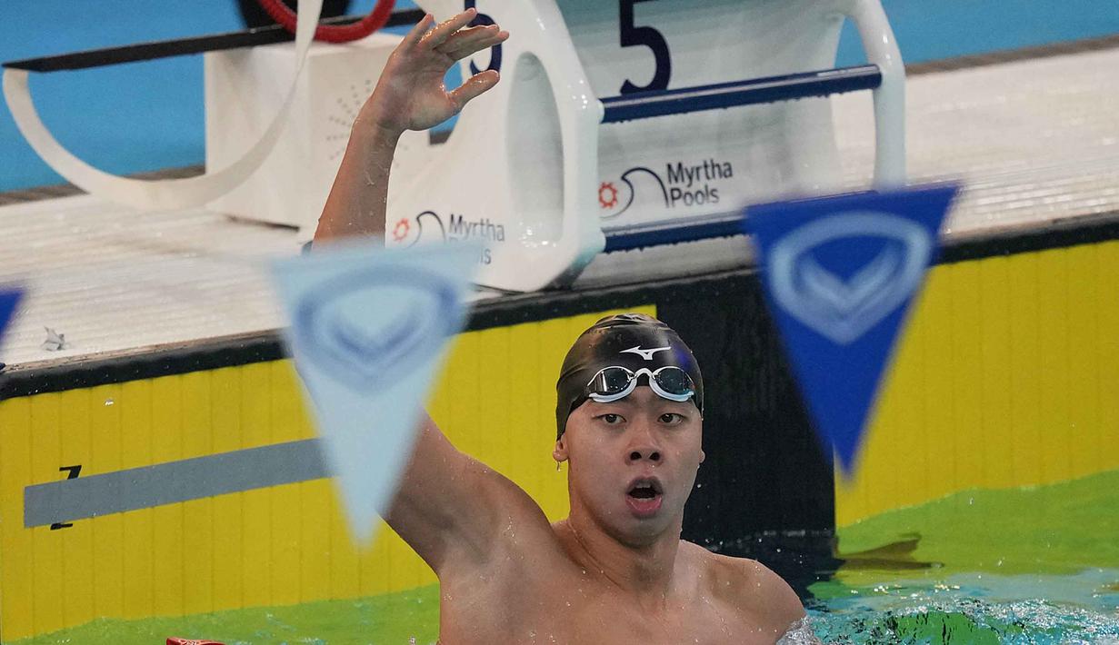 Jason meraih medali emas SEA Games 2025 dengan catatan waktu 55,08 detik. Tampak dalam foto, perenang Indonesia, Jason Donovan Yusuf, merayakan kemenangannya di final 100 meter gaya punggung putra di SEA Games ke-33 di Bangkok, Thailand, Rabu 10 Desember 2025. (AP Photo/Achmad Ibrahim)