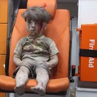 Omran Daqneesh, salah satu dari 5 bocah yang terluka dari serangan udara di Qaterji. (Via: twitter.com/rafsanchez)