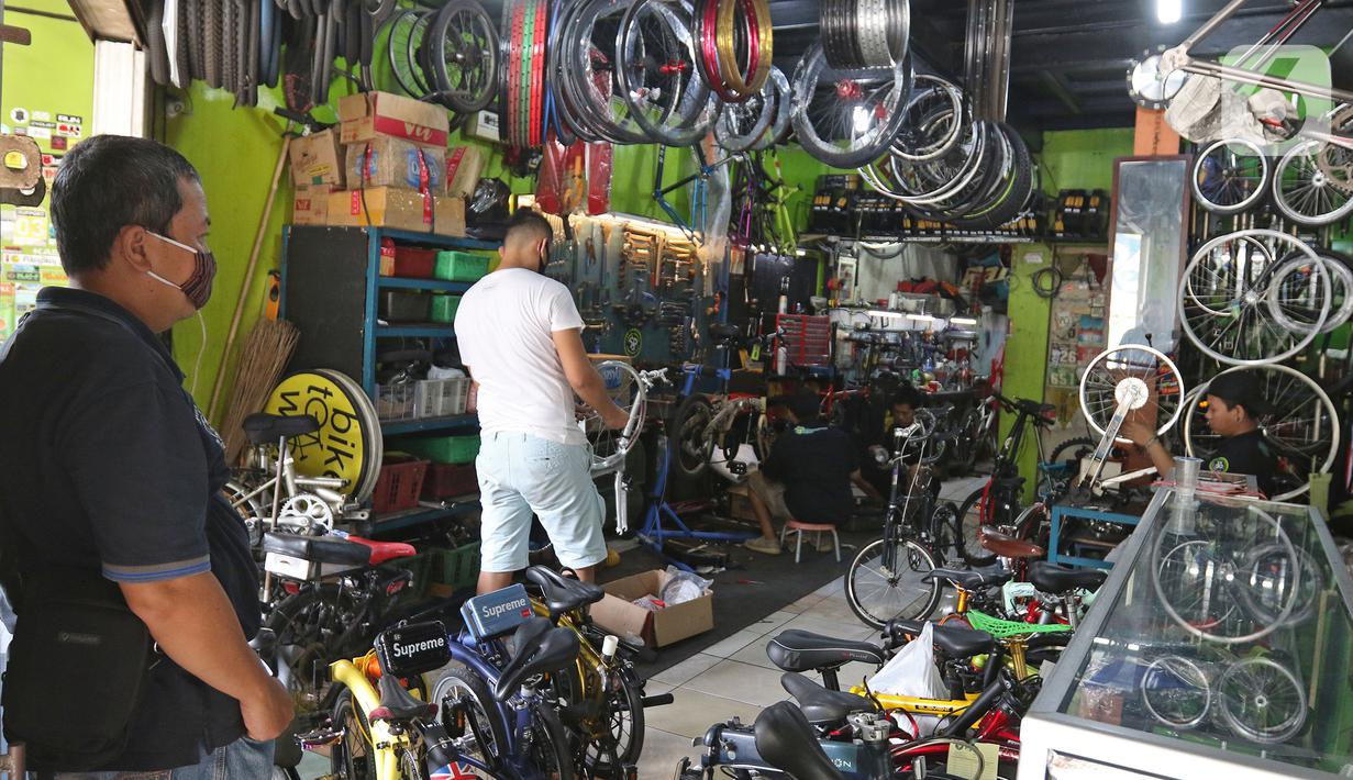 Suasana di Workshop Sampurna Bike Kalibata, Jakarta, Kamis (9/7/2020). Tren bersepeda yang sedang tinggi di masyarakat menjadikan permintaan perbaikan sepeda di bengkel tersebut meningkat hingga 300 persen. (Liputan6.com/Herman Zakharia)