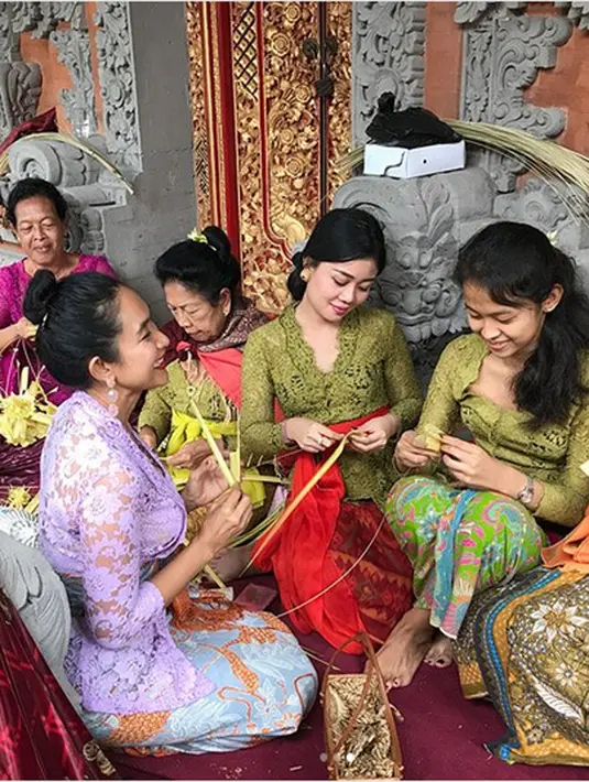 "Angguun sekali mbak happy salma," tulis ani_mahendrata. "Suka bgt liat kalu liat seseorang entah siapa pkai baju adat Bali 😍," tulis indriasenowati. "Jegeg tetaliii gadis bali..🙄," tulis sudarmin9841. (Instagram/happysalma)
