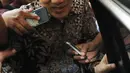 Wakil Ketua KPK, Saut Situmorang saat masuk ke dalam mobil usai menjalani pemeriksaan di Gedung Bareskrim Polri, Jakarta, Kamis (16/6). Kasus ini bermula dari pernyataannya saat diwawancarai di TV swasta pada Kamis 5 Mei lalu. (Liputan6.com/Helmi Afandi)