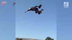 Terekam kamera seorang pemain skateboard terjatuh. Kejadian yang terjadi di California ini cukup menegangkan.