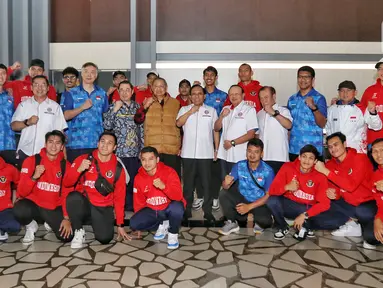 Presiden ke-6 RI Susilo Bambang Yudhoyono atau SBY (jaket cokelat) bersama Ketua Umum Pengurus Pusat PBVSI Imam Sudjarwo (tengah, kemeja putih) berfoto bersama Timnas Voli Putra Indonesia saat menyambut kedatangan mereka di Bandara Soekarno-Hatta, Tangerang, Banten, Senin (28/8/2023). (Liputan6.com/Angga Yuniar)