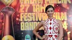 Artis Yuki Kato dalam ajang Malam Puncak 27 Tahun Festival Film Bandung 2014, (13/9/14). (Liputan6.com/Panji Diksana)