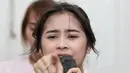 Yang berbeda penampilan Prilly kali ini adalah, ini merupakan kolaborasi pertama kali dengan Cherrybelle. Dan pertama kalinya bernyanyi dengan full koreografi. (Adrian Putra/Bintang.com)