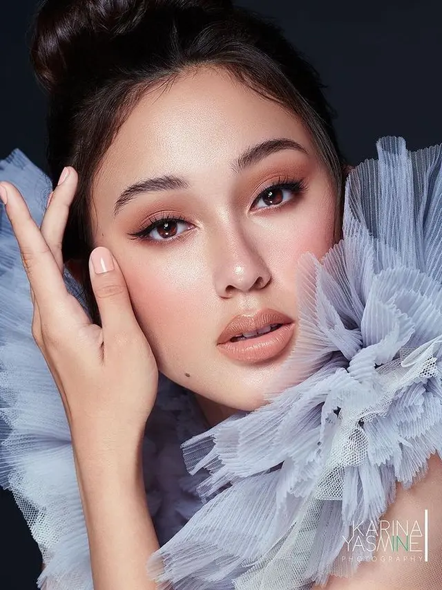6 Pemotretan Terbaru Yasmin Napper Ini Curi Perhatian