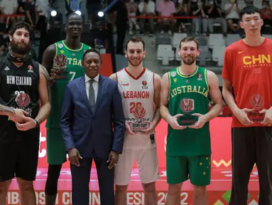 Dari kiri ke kanan: Thoi Smith Milner, Thon Maker, Wael Arakji, Mitch McCarron, dan Zhou Qi terpilih sebagai FIBA Asia Cup 2022 All-Star Five di Istora Senayan, Jakarta, Minggu (24/07/2022). (Bola.com/Bagaskara Lazuardi)