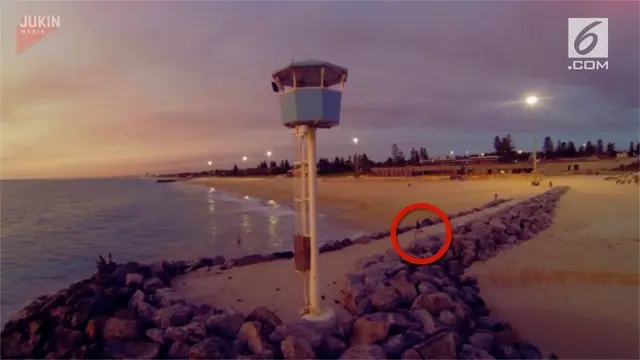 Seorang pria melakukan berbagai upaya agar drone kesayangannya selamat dan tidak jatuh ke laut.