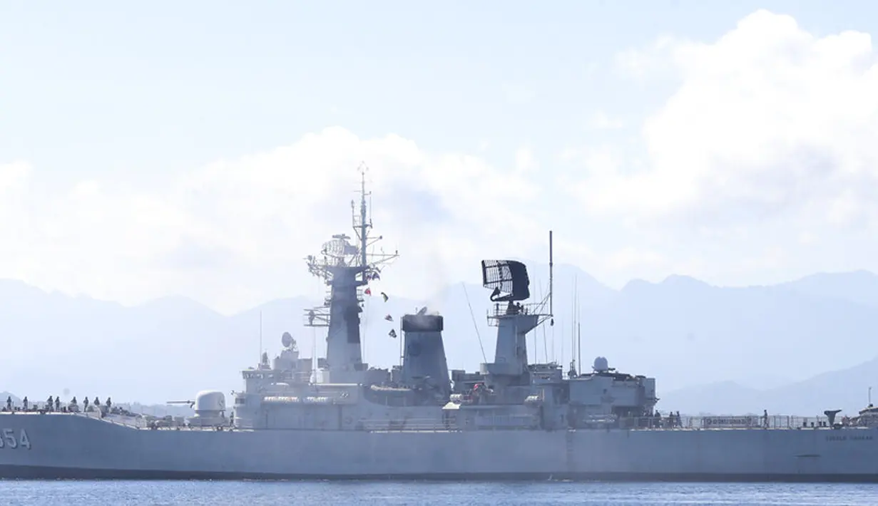 Kapal Angkatan Laut Indonesia Oswad Siahaan berlayar untuk bergabung mencari kapal selam KRI Nanggala 402 yang hilang saat latihan di lepas pantai Banyuwangi, Jawa Timur, Sabtu (24/4/2021). Pencarian dilanjutkan dengan didukung kapal perang Australia yang dilengkapi sonar. (AP Photo/Achmad Ibrahim)
