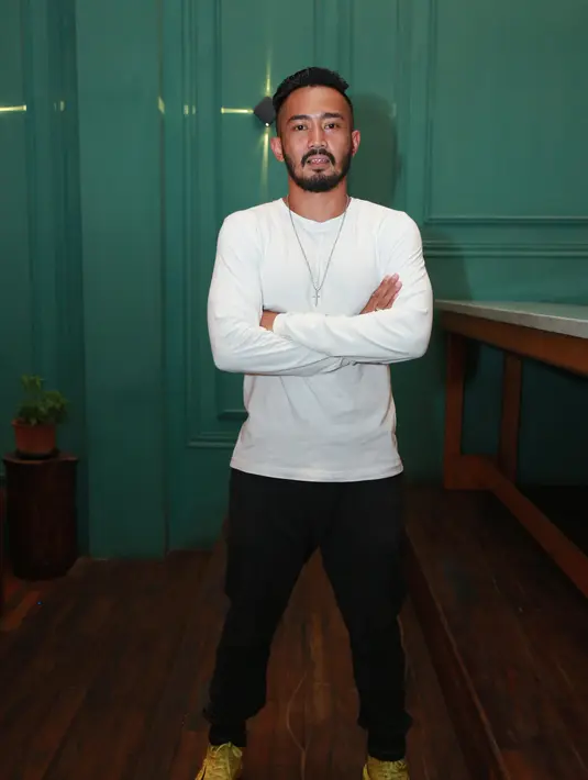 Selain itu, Arfita yang berprofesi sebagai pramugari juga sering cemburu dengan sikap Yama. Kehadiran buah hati, Marco hingga membuat Yama jarang membelai istrinya. (Nurwahyunan/Bintang.com)