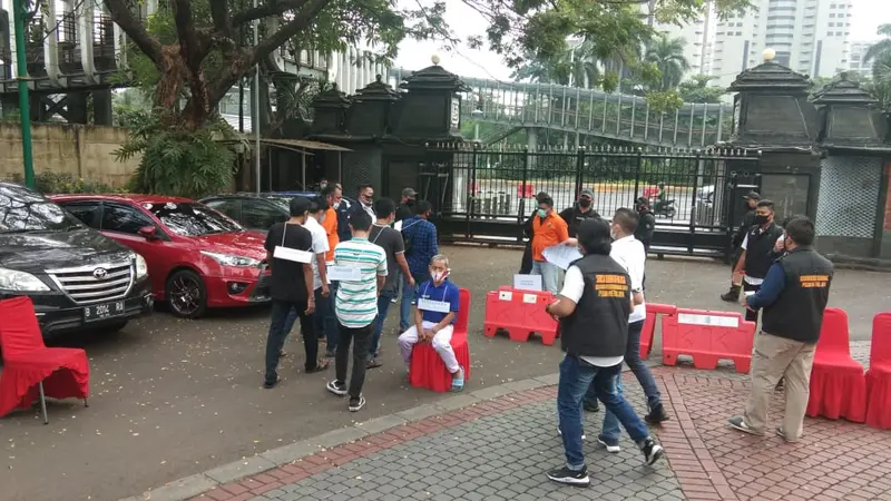 Polisi menggelar prarekonstruksi kasus penyaniayaan dan penyerangan yang dilakukan John Kei dan kelompoknya.