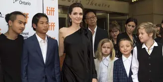 Hampir satu tahun Angelina Jolie menggugat cerai Brad Pitt, dan setelah itu ia pun mengurus keenam buah hatinya seorang diri. Jolie juga sempat menghilang dari publik dan membawa anak-anaknya berpindah ke Malibu. (AFP/Valerie Macon)